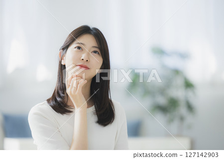 在房間裡思考的年輕女人 127142903