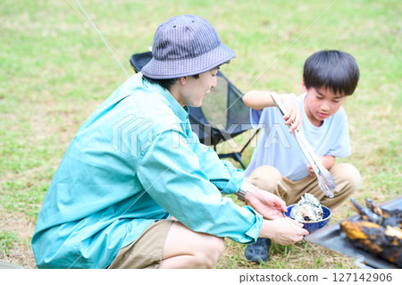 Baked apples, baked in foil, wrapped in foil, camping, outdoor, barbecue, BBQ, family, parent and child Baked apples, baked in foil, wrapped in foil, camping, outdoor, barbecue, BBQ, family, parent and child 127142906