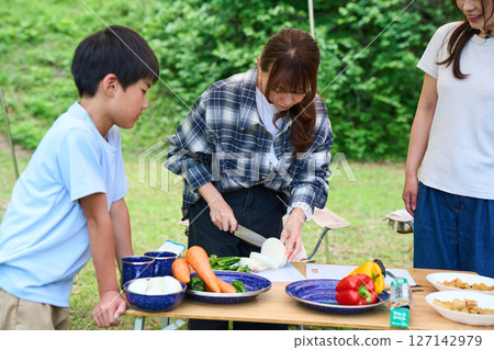 3代人露營戶外烤肉BBQ家庭親子 127142979