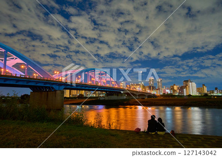 月夜裡，人們眺望橫跨川崎市中原區的丸子橋和高層公寓大樓的景色 127143042