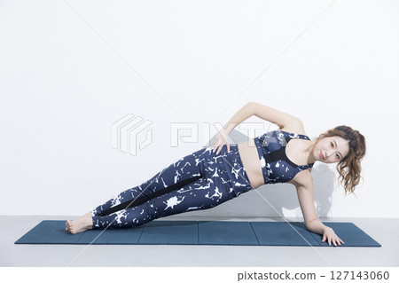Women who do yoga Women who do yoga 127143060