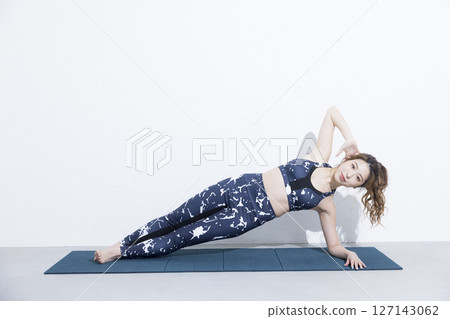 Women who do yoga 127143062