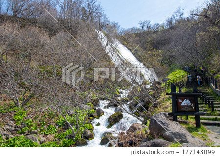 Oshinkoshin Falls (Shiretoko, Hokkaido) 127143099
