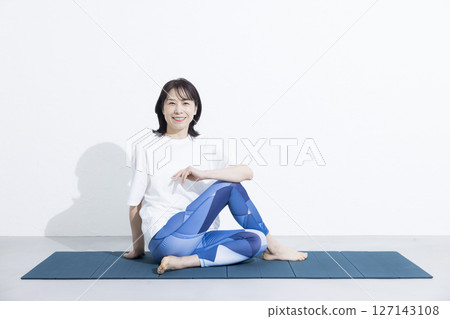 打瑜伽的中年婦女 打瑜伽的中年婦女 127143108