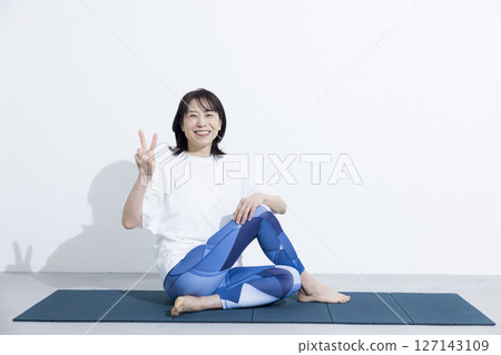 Middle women who play yoga 127143109