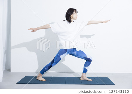 打瑜伽的中年婦女 打瑜伽的中年婦女 127143110