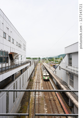 從輕井澤站內拍攝的戶外照片。鐵軌和火車。長野縣北佐久郡輕井澤町輕井澤。 127143721
