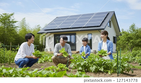 邁向永續的未來：一家人住在太陽能環保房屋裡 127143778