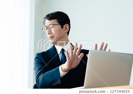 A businessman who is not good at using a computer 127144055