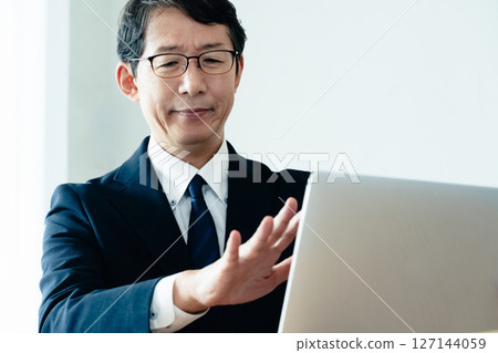 不擅長使用電腦的商人 127144059