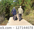 走在公園的資深夫婦 127144078