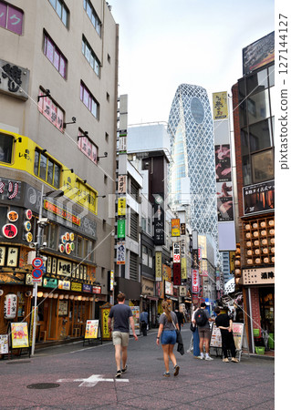 新宿西口的餐飲街深受外國遊客歡迎 新宿西口的餐飲街深受外國遊客歡迎 127144127
