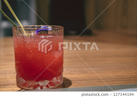 紅色雞尾酒櫃檯酒吧場景 127144194