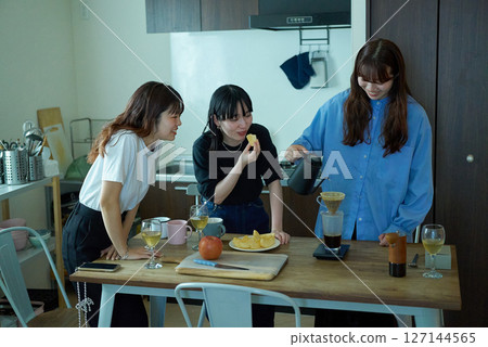 女士們在房間裡享受煮咖啡 127144565