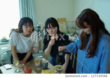 女士們在房間裡享受煮咖啡 127144566