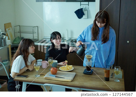 女士們在房間裡享受煮咖啡 127144567