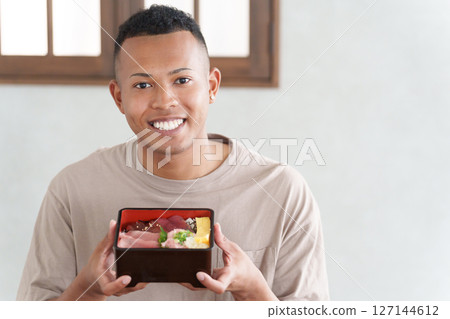 外國遊客吃日本料理 外國遊客吃日本料理 127144612