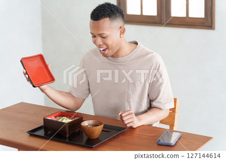 外國遊客吃日本料理 外國遊客吃日本料理 127144614