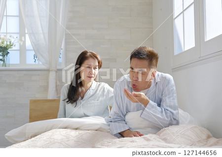男人在床上感到噁心 127144656