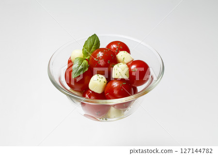 玻璃碗盛裝櫻桃番茄卡普雷塞 玻璃碗盛裝櫻桃番茄卡普雷塞 127144782