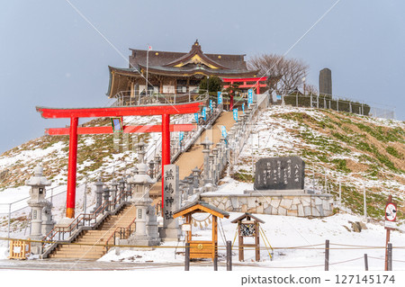 青森縣黑尾鷗的繁殖地、八戶市蕪島神社的冬季風景 127145174