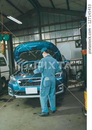 Automobile repair shop 127145453