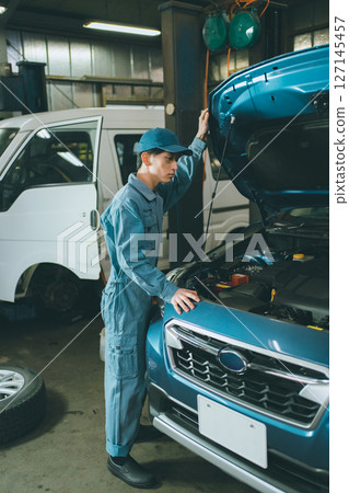 Automobile repair shop 127145457