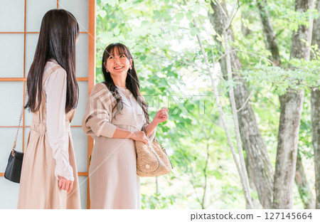 一位年輕的亞洲女性前往旅館/溫泉旅館進行女孩之旅（旅行、日式房間、陽台） 127145664
