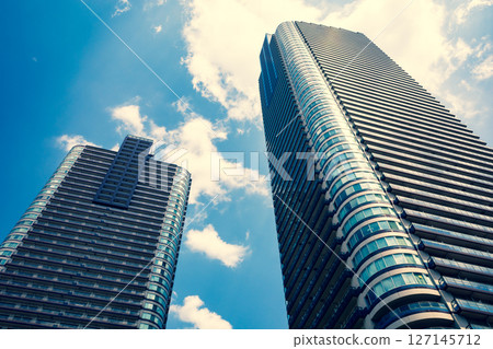 城市景觀與塔樓公寓 c-3 強調暖色和冷色 城市景觀與塔樓公寓 c-3 強調暖色和冷色 127145712