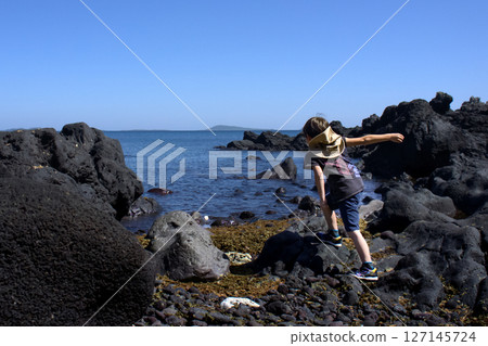 <素材> 小學生來到海灘在岩石上玩耍 <素材> 小學生來到海灘在岩石上玩耍 127145724