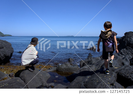 <Material> Parents and children playing on the beach 127145725