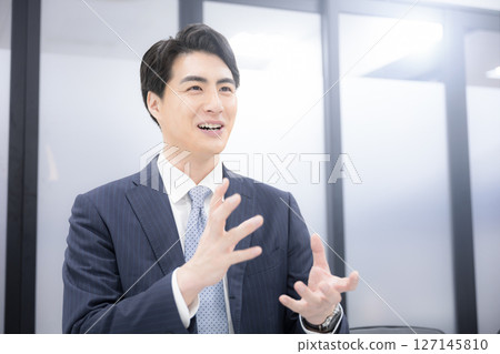 Business image of job interview, job interview, promotion interview, etc. Young man wearing a suit Business image of job interview, job interview, promotion interview, etc. Young man wearing a suit 127145810