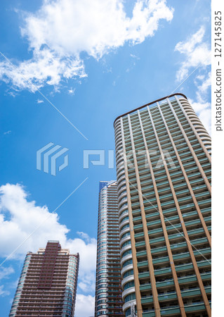 城市景觀與塔樓公寓 d-1 127145825