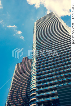 城市景觀與塔樓公寓 e-3 強調暖色和冷色 城市景觀與塔樓公寓 e-3 強調暖色和冷色 127145833