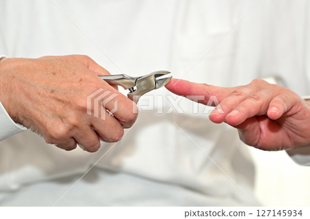 Senior cutting nails 127145934