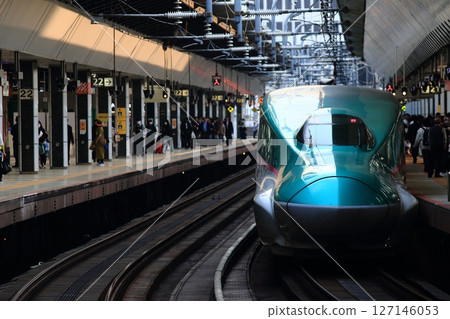 Shinkansen Hayabusa leading car Tohoku Shinkansen Hayabusa departing from Tokyo Station 127146053