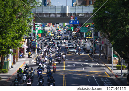 台北市涼州街交通壅塞 [台灣圖] 127146135