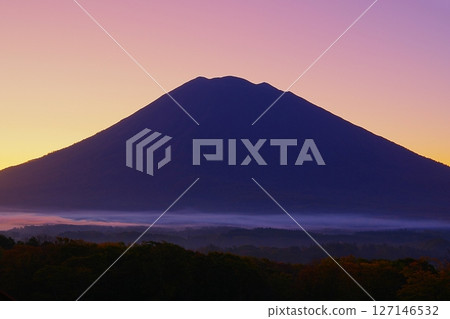 從北海道新雪谷町眺望羊蹄山西麓,背景是清晨的天空。 Ver3 從北海道新雪谷町眺望羊蹄山西麓,背景是清晨的天空。 Ver3 127146532