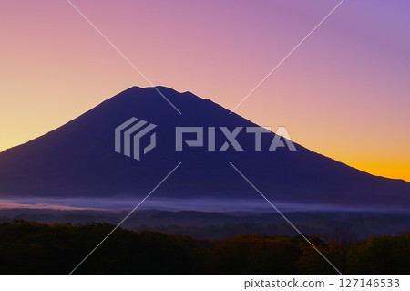 從北海道新雪谷町眺望羊蹄山西麓,背景是清晨的天空。 Ver2 從北海道新雪谷町眺望羊蹄山西麓,背景是清晨的天空。 Ver2 127146533