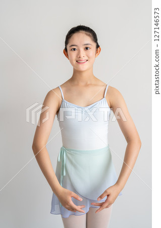 年輕女性的芭蕾舞課程 127146573
