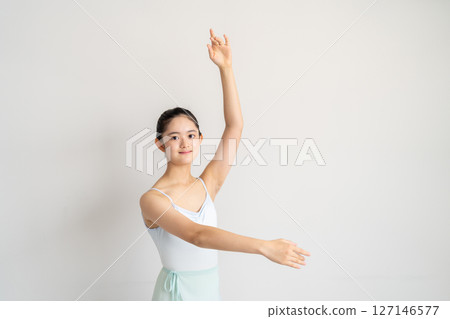 Young women's ballet lessons 127146577
