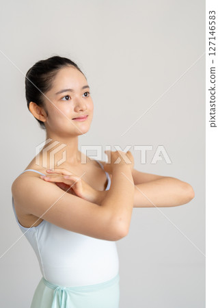 年輕女性的芭蕾舞課程 127146583