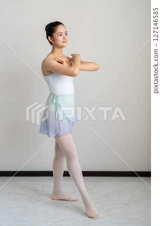 Young women's ballet lessons Young women's ballet lessons 127146585