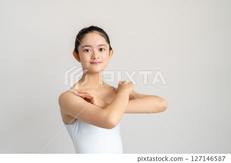 年輕女性的芭蕾舞課程 127146587