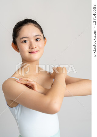 Young women's ballet lessons 127146588