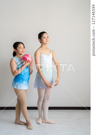 兩名女子跳芭蕾舞和藝術體操 127146594