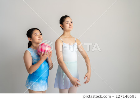 兩名女子跳芭蕾舞和藝術體操 127146595