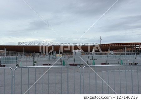 In front of the East Gate of the Osaka Expo before its opening (Osaka City, Osaka Prefecture) 127146719