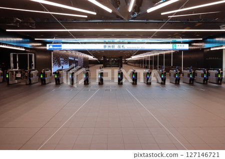 Yumeshima Station ticket gate (view from outside the ticket gate to inside) 127146721