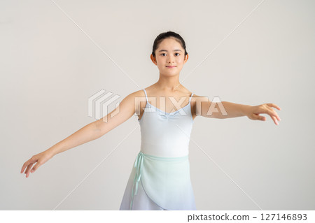 年輕女性的芭蕾舞課程 127146893